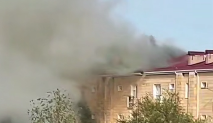 Кровля пятиэтажного дома загорелась в Конаеве