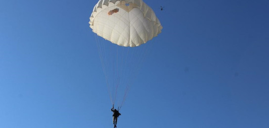 Военнослужащий, пострадавший из-за неполного раскрытия купола парашюта, скончался в больнице Актау 
