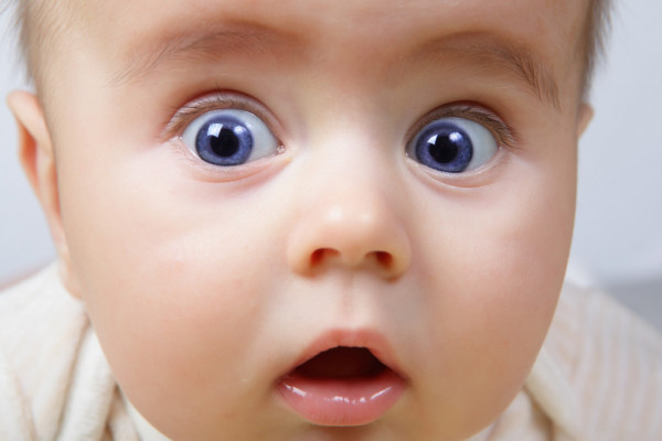 «Поздравляю! У вас будет люк»: видео необычного инцидента с машиной обсуждают в Сети