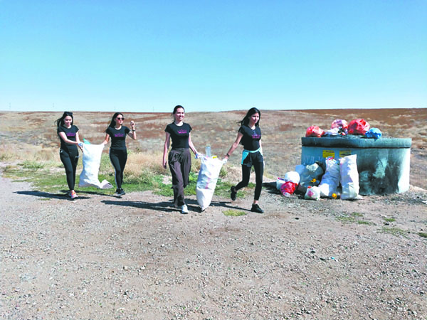 Сбор мусора начался задолго до заповедного места, у самого города Капшагая. Фото Нэли САДЫКОВОЙ