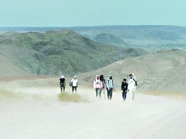 Пешим маршем в обратный путь. Фото Нэли САДЫКОВОЙ