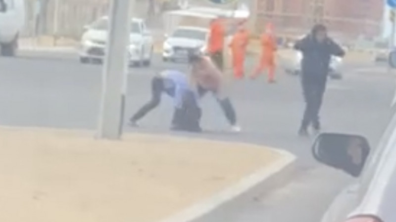 Драка девушки и парня попала на видео в Актау