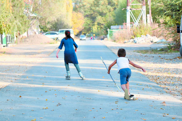 С новым асфальтом местные дети узнают, что такое ролики