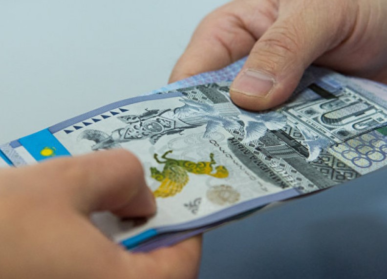 Чиновник брал взятки с владельцев магазина, чтобы “не замечать” санитарных нарушений