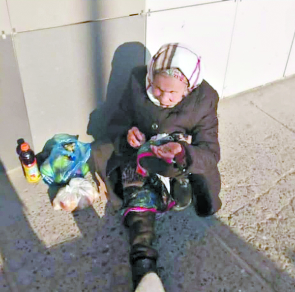 Пожилая женщина, жившая на улице, благодаря помощи добровольцев снова имеет крышу над головой