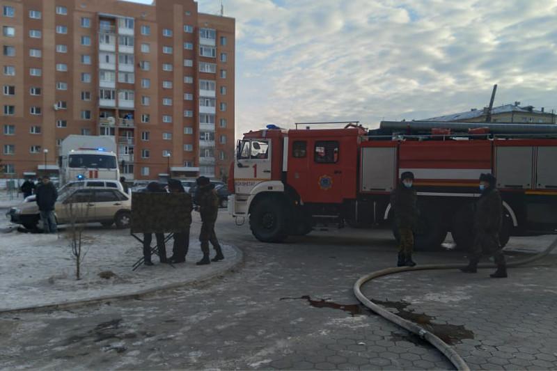 Из горящей многоэтажки в Кокшетау эвакуированы более 30 человек