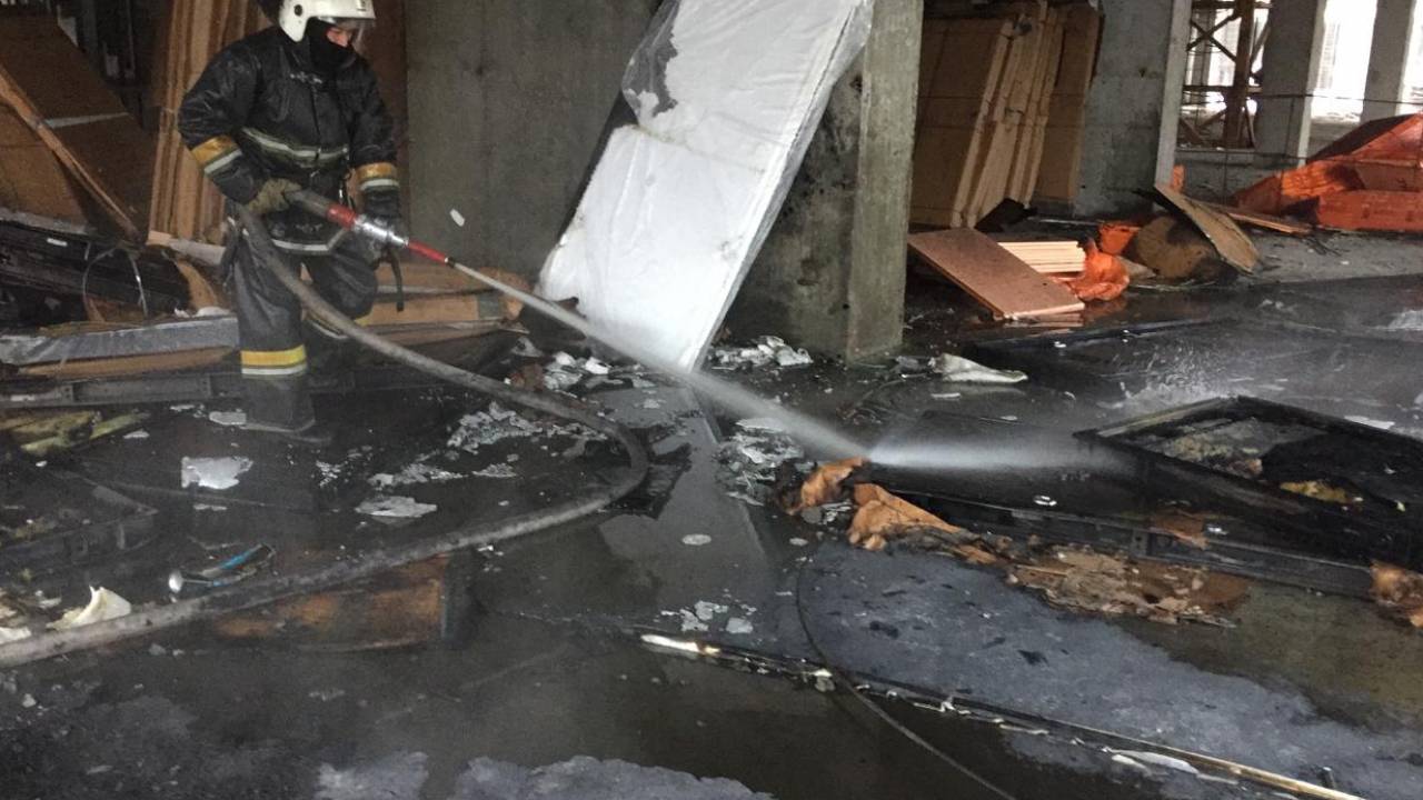 Строящийся дом загорелся в центре Алматы