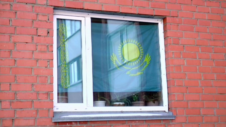 Жители СКО на своих окнах вывесили государственные флаги