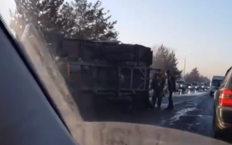 В Есике грузовик упал на бок возле заправки