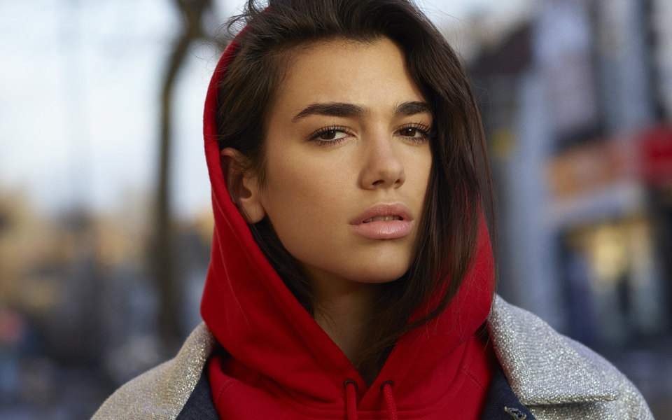 Дуа Липа впервые прокомментировала слухи о беременности