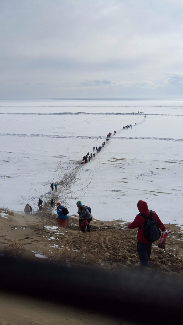 Добираться до торосов придется по песку и зеркальной поверхности водохранилища