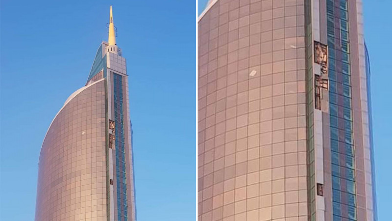 В Нур-Султане облицовка отвалилась с "Зажигалки"