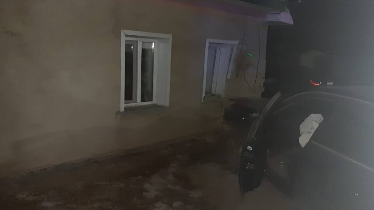 В Павлодаре автомобиль въехал в частный дом, в которым были двое детей 