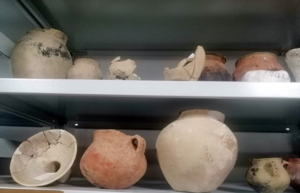 Город был разрушен землетрясением, так как большая часть материального наследия, с которым сталкиваются археологи, погребена под завалами в первозданном виде