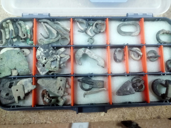 Если обычно на поселениях находятся просто остатки фундаментов и обычный бытовой мусор, то на Каракабаке археологи обнаруживают остатки материальной культуры