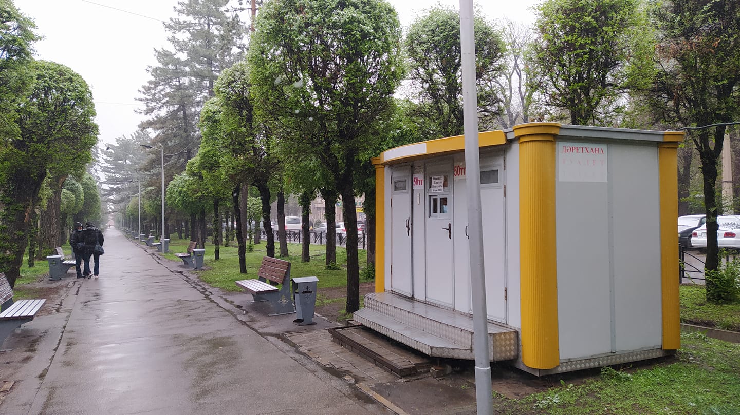 "Просто страшная декорация": общественные туалеты возмущают алматинцев