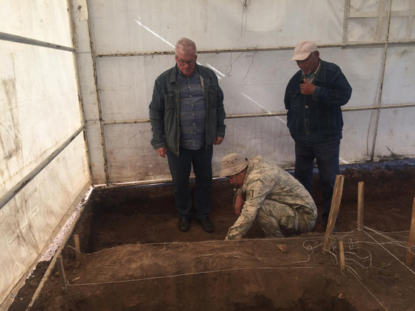 Раскопы сохраняют от дождей и солнца пологом