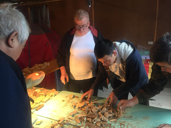 Археологи разбирают находки