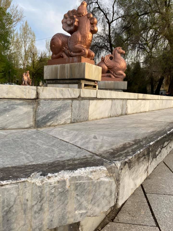 "Используют как тренажер": алматинцы переживают за судьбу известного фонтана