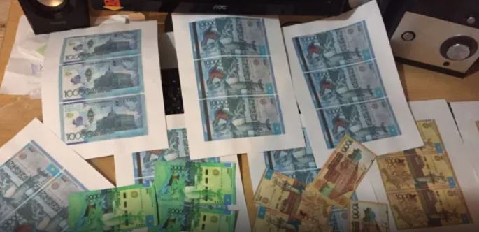 Какие банкноты чаще всего подделывают в Казахстане, рассказали в Нацбанке