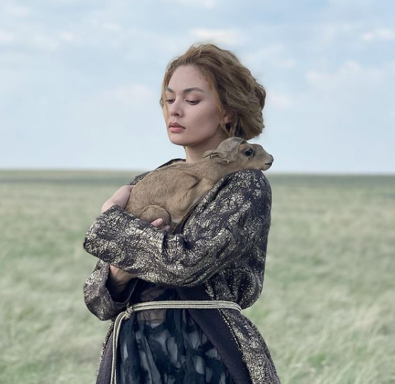 Актриса Альмира Турсын высказалась о скандале из-за фотографий с детёнышем сайгака