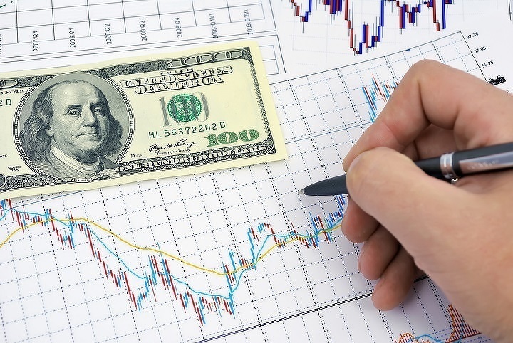 Курс доллара снизился на торгах