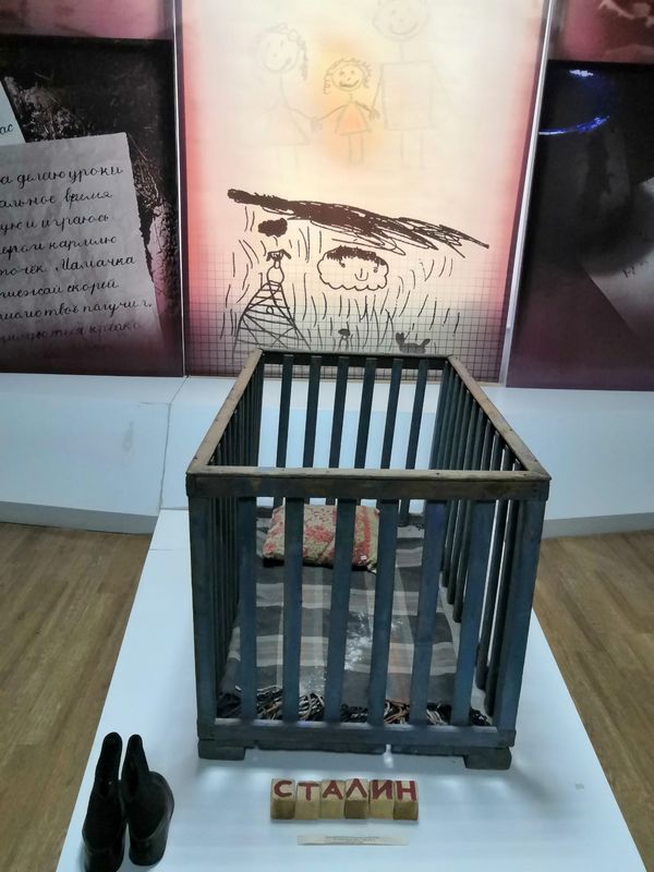 Фрагменты экспозиции, посвященной детям и женщинам Карлага