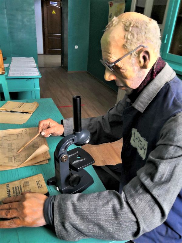 В лаборатории Карлага