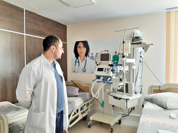 Владимир Вурц в реанимации возле аппарата ИВЛ. Фото Анны ВЕЛИЧКО