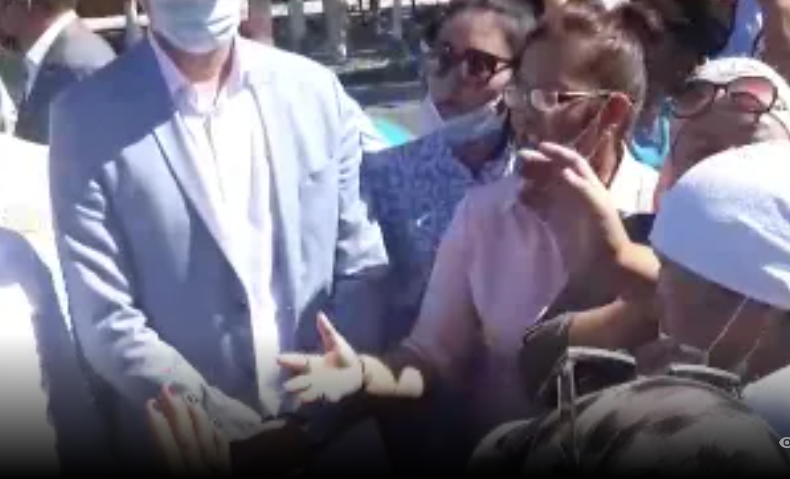 Жители Туркестана перекрыли дорогу