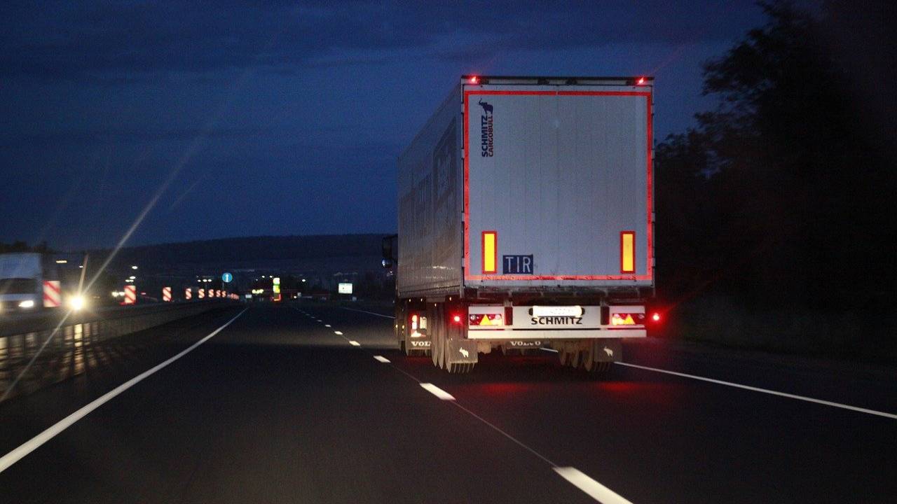 В Жамбылской области на границе застряли фуры