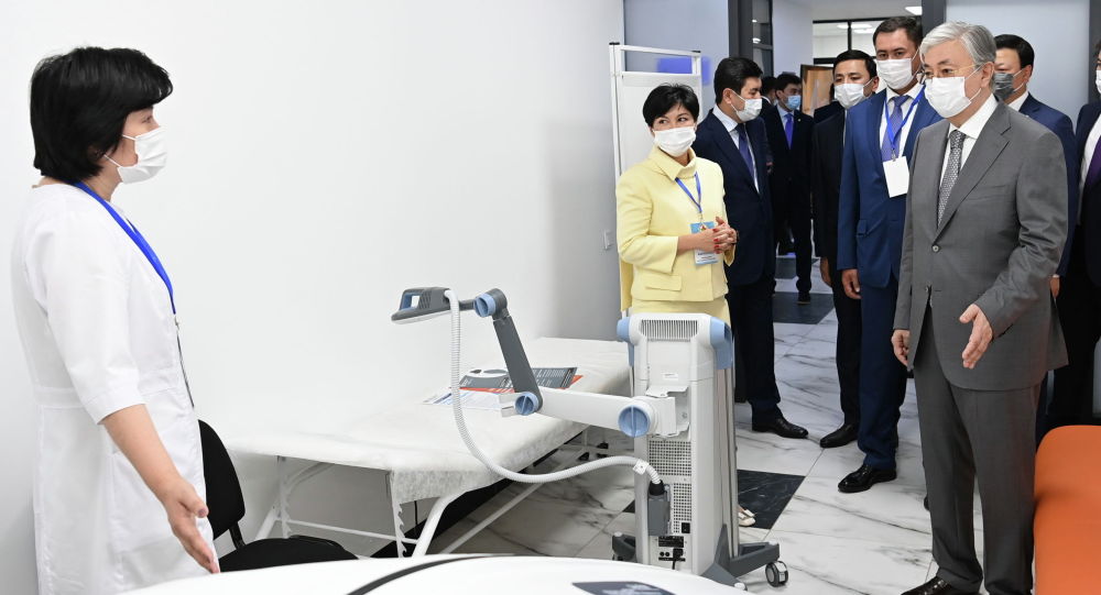 Глава государства подарил столичной поликлинике машину скорой помощи