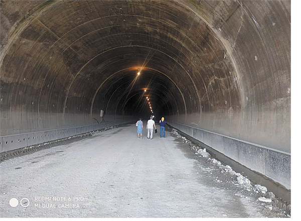 На фоне гигантского тоннеля
