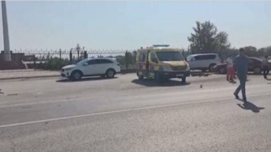 В Кызылординской области автомобиль с двумя девушками упал с моста в канал