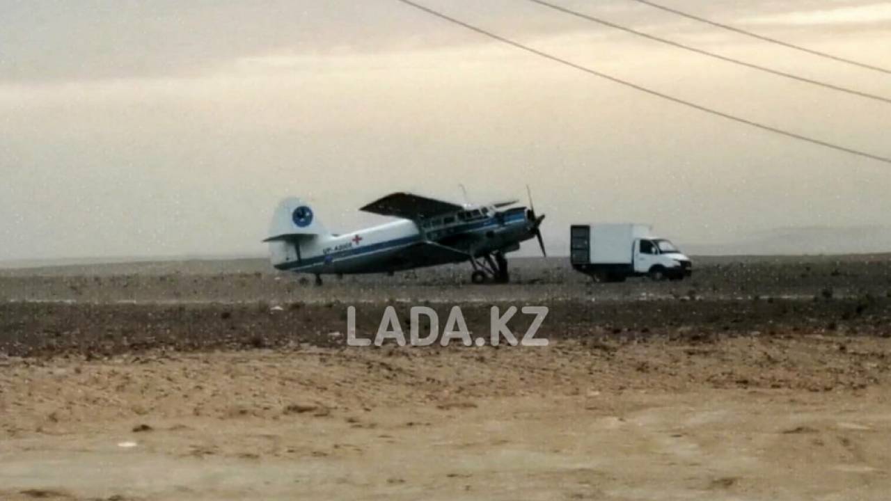 В Мангистау из-за пыльной бури самолет совершил вынужденную посадку