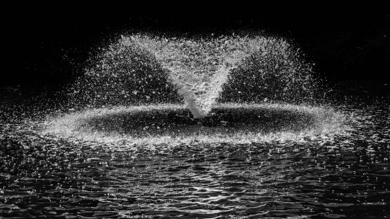 Машина провалилась в фонтан в Кокшетау