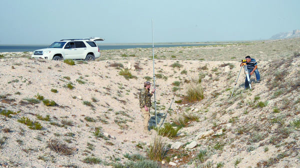 Решено было вернуться к яме и проверить отношение ее дна и уровня моря относительно 1920 года