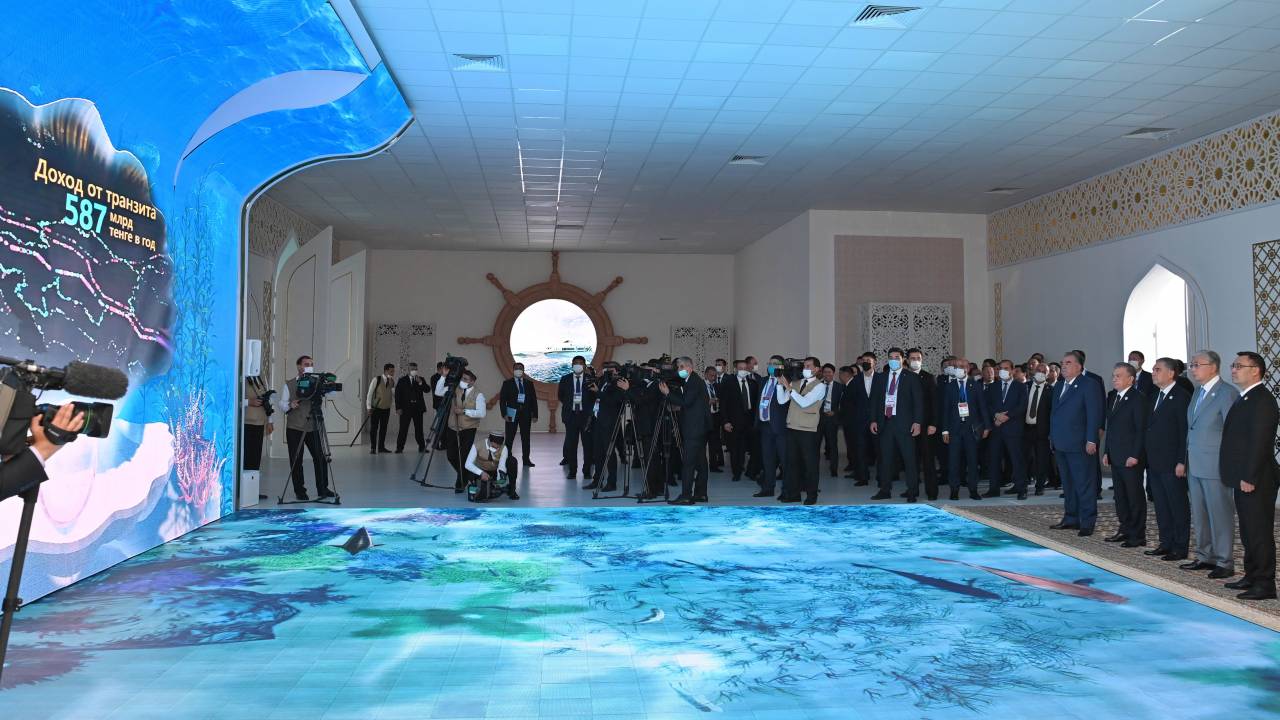 Глава государства посетил выставку национальных товаров стран Центральной Азии