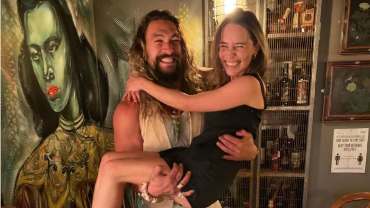 Звезда "Игры престолов" в коротком платье снялась на руках у Джейсона Момоа