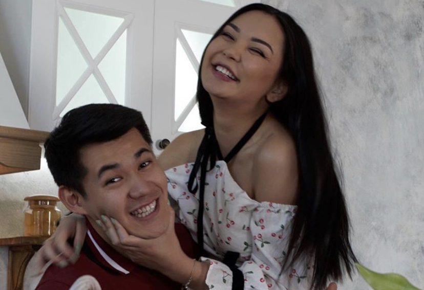 Жасырын камера қыз үйде жалғыз