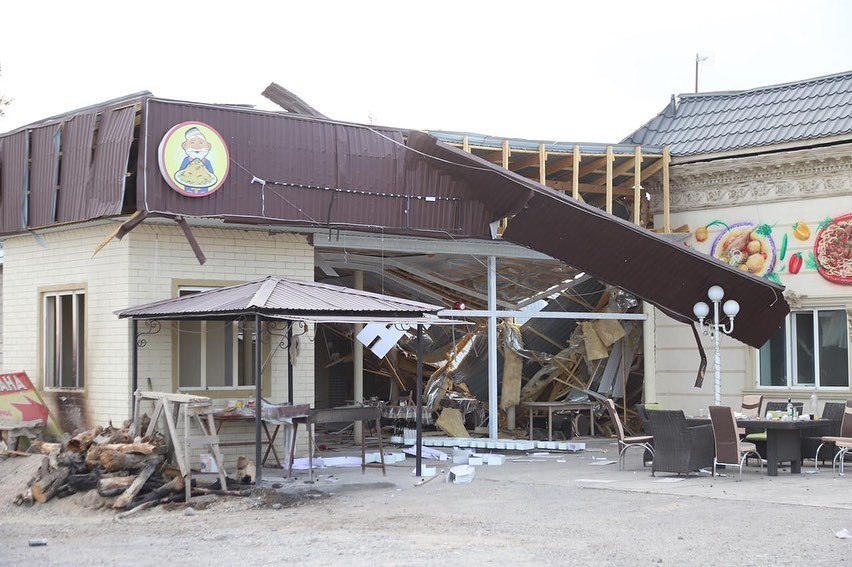 Чайхана вблизи трассы после прошедших взрывов