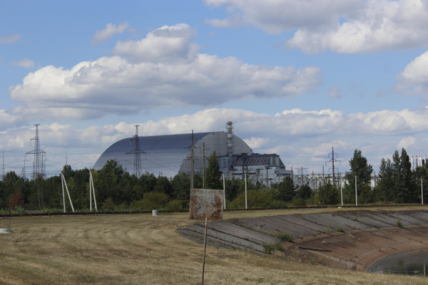 Сейчас на АЭС работают люди. В их задачу входит контроль за состоянием саркофага
