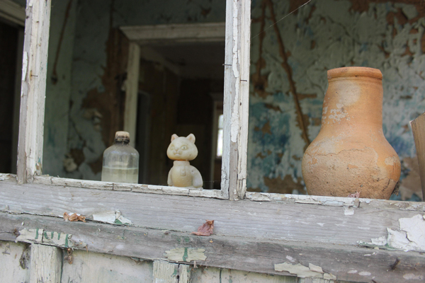 Детские игрушки расставляют тут специально для туристов. Но это всё равно вызывает сильные эмоции...