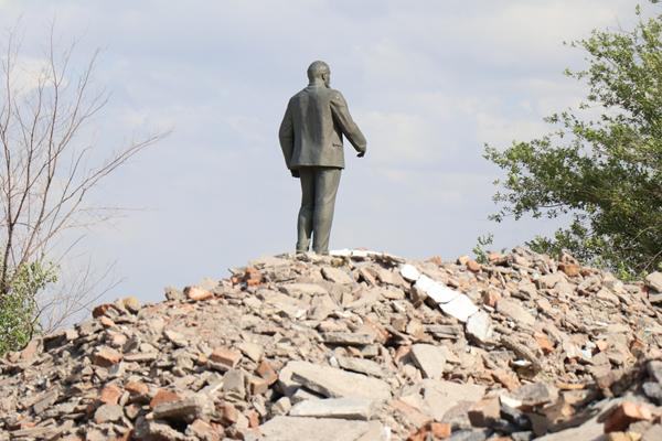 Ильич на груде развалин в центре Мирного