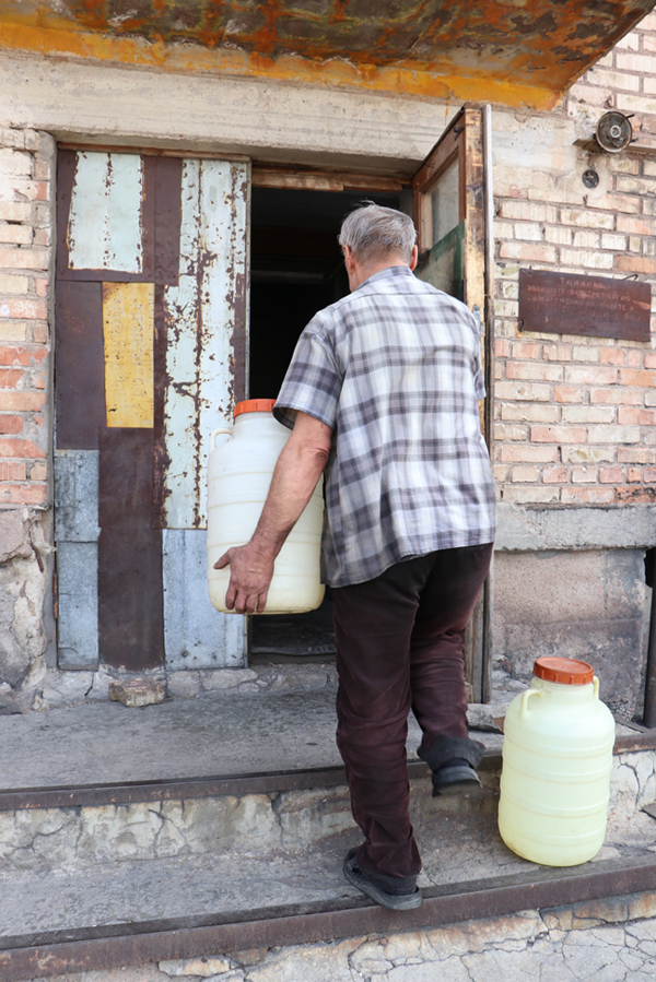 Воду в квартиру приходится носить на себе
