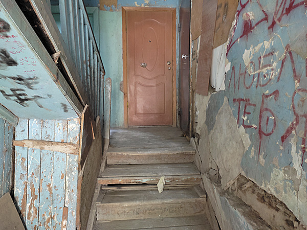 Из 32 квартир в обоих домах пустует половина