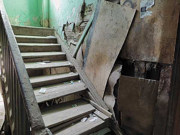 Прогнившие полы, покосившиеся дверные проемы, опасные и шаткие деревянные ступеньки, огромные трещины в стенах