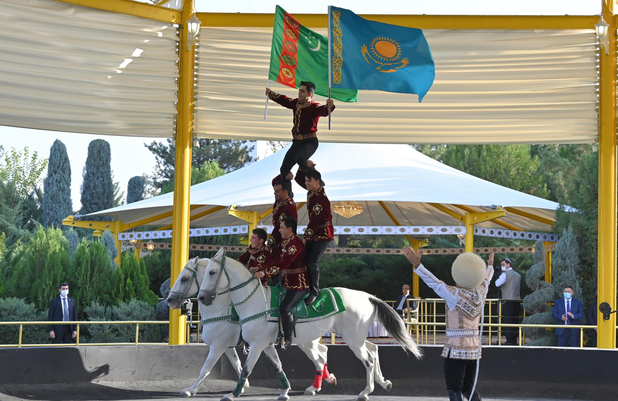Касым-Жомарт Токаев ознакомился с коллекцией лошадей президента Туркменистана