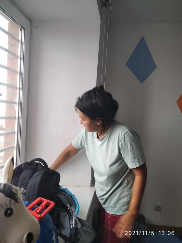 Гульжан Нургазина говорит, что щели между рамами и стеной застройщик заделал поролоном, а не пеной