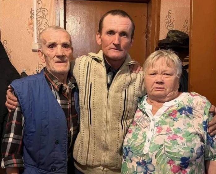 Алексей с родителями. Встреча – спустя два десятилетия. Фото 93.ru